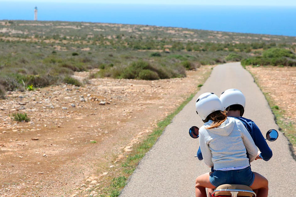 Formentera en moto, parejas, diversion, rutas, tranquilidad